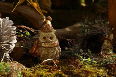 Baykuş bebek Noel süslemelerinde susturucu takıyor.