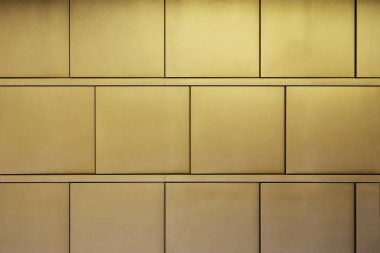 Altın metal panelden yapılmış duvarın arkaplan malzemesi için fotoğraf