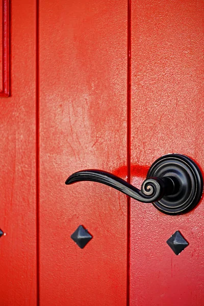 Antique Design Red Wooden Door Black Iron Bridgnorth Door Handle — Stock Photo, Image