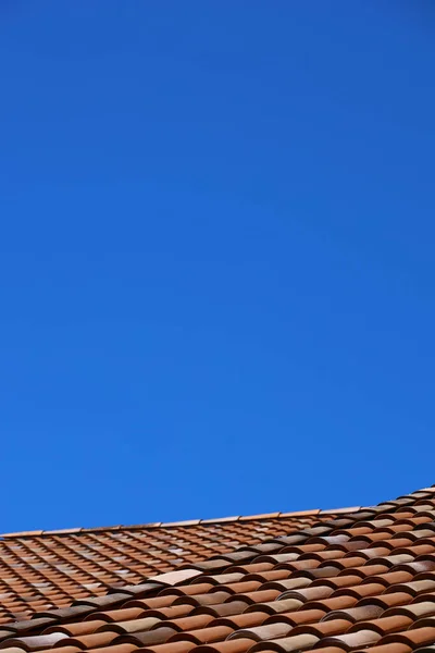 Terakotová Střecha Jasná Modrá Obloha — Stock fotografie