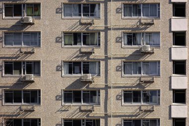 1970 'lerde inşa edilmiş bir Japon apartmanının dış cephesinin fotoğrafını çek.