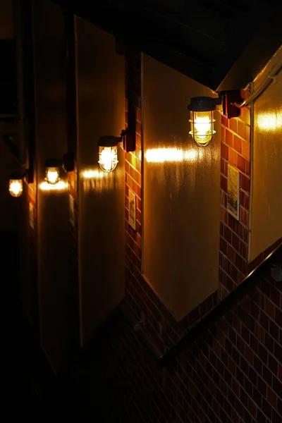Luzes Navio Alinhadas Parede Iluminando Escadas Para Porão — Fotografia de Stock