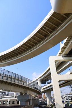 Kıvrımlar çizen ve karmaşık şekilde kesişen yollar