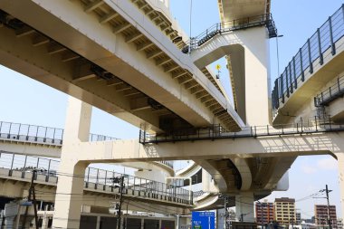 Kıvrımlar çizen ve karmaşık şekilde kesişen yollar