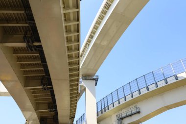 Kıvrımlar çizen ve karmaşık şekilde kesişen yollar