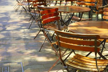 Bir bahar sabahı boş bir sokağın köşesindeki kafe terasında.