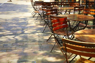 Bir bahar sabahı boş bir sokağın köşesindeki kafe terasında.