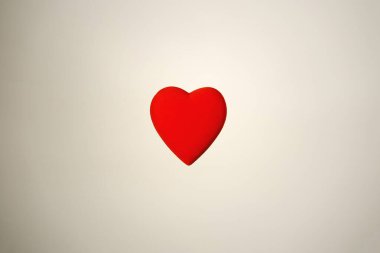 Beyaz arka planda kalp şeklinde izole bir nesnenin yaşamı