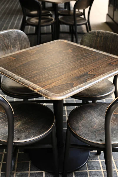 Kafe masaları boş bir terasta düzgünce dizilmiş.