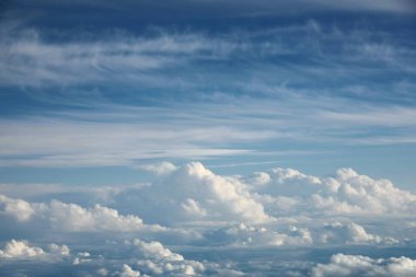 Gökyüzündeki büyük bulutların manzarası.