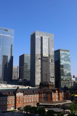Tuğladan yapılmış klasik Tokyo istasyonu ve yeni yüksek bina