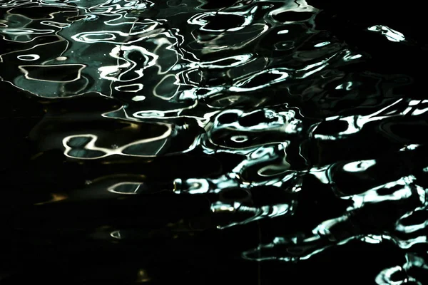 Bild För Bakgrundsmaterial Närbild Reflektion Flimrande Ljus Den Mörka Vattenytan — Stockfoto