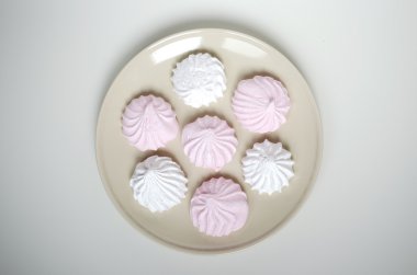 bir tabakta beze kurabiye