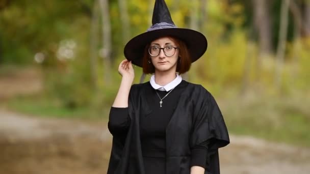 Sorcière Halloween Portrait Une Fille Avec Chapeau Costume Sorcière Dans — Video