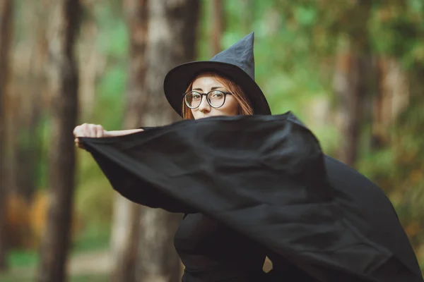 Bruxa Halloween Retrato Uma Rapariga Chapéu Fato Bruxa Floresta Pronto — Fotografia de Stock