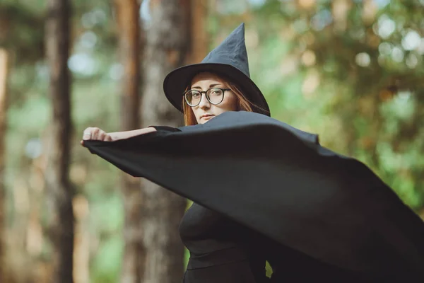 Cadılar Bayramı Cadısı Şapkalı Bir Kız Portresi Ormanda Cadı Kostümü — Stok fotoğraf