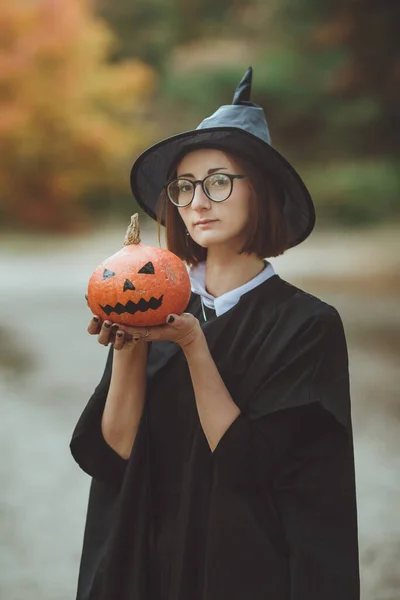 Bruxa Halloween Retrato Uma Menina Com Chapéu Traje Bruxa Com — Fotografia de Stock