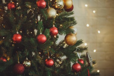 Noel arkaplanı. Oyuncak ve çelenklerle Noel ağacı.