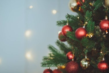 Noel arkaplanı. Oyuncak ve çelenklerle Noel ağacı.
