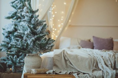 Noel arkaplanı. Oyuncak ve çelenklerle Noel ağacı.