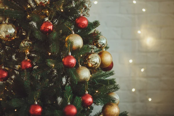 Noel arkaplanı. Oyuncak ve çelenklerle Noel ağacı.