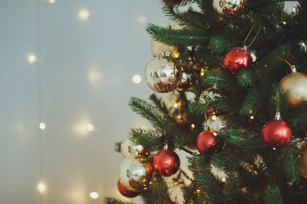 Noel arkaplanı. Oyuncak ve çelenklerle Noel ağacı.