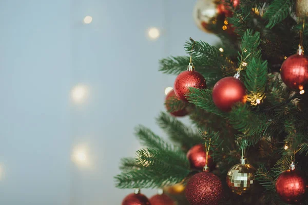 Noel arkaplanı. Oyuncak ve çelenklerle Noel ağacı.