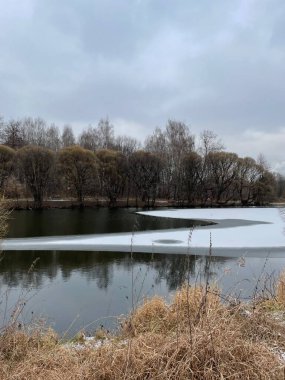 Atmosferik kış parkı yürüyüşü