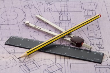 pergel ve Cetveller üzerinde beyaz bir kağıt kalem