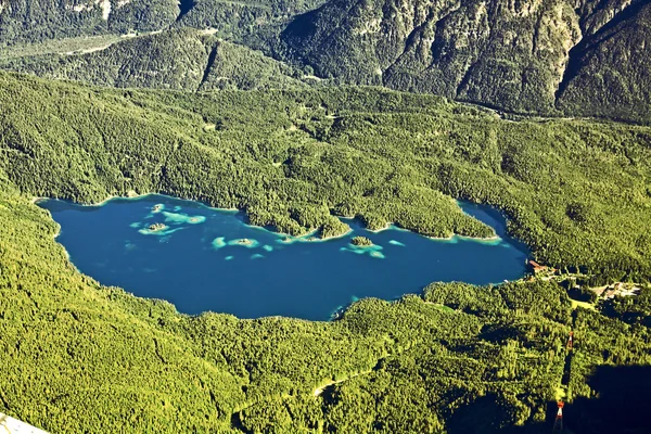 Озеро в гірській долині — стокове фото