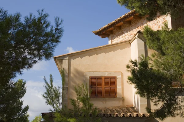 A view of typical vintage house with tile roo — Stock Photo, Image