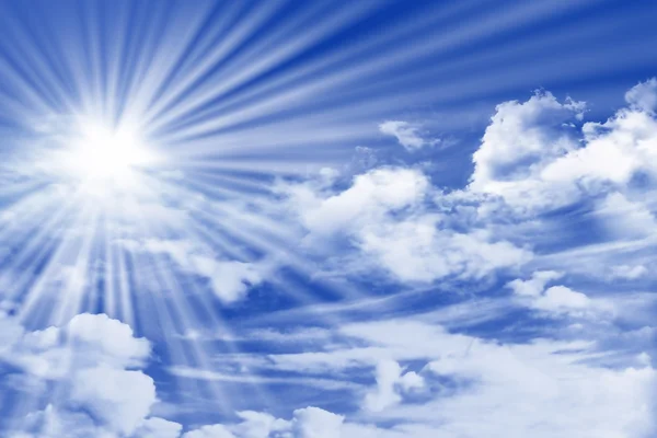 Bulutlu ve güneşli gökyüzü