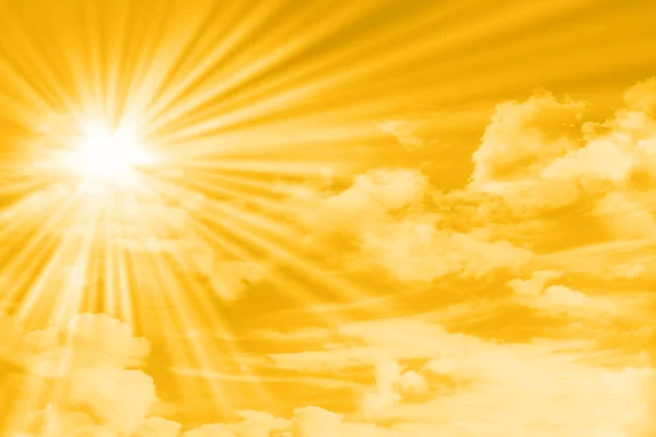 Bulutlu ve güneşli gün batımı