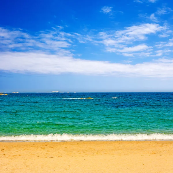 Praia com água turquesa — Fotografia de Stock