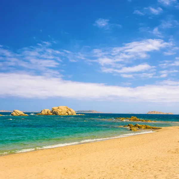 Strand med turkost vatten — Stockfoto