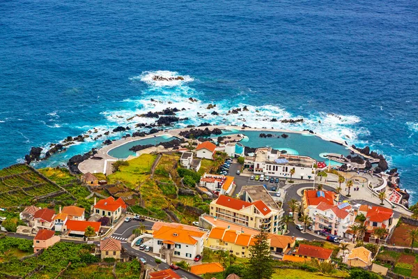 Бассейн с природными камнями, Порто-Мониз, Мадейра — стоковое фото