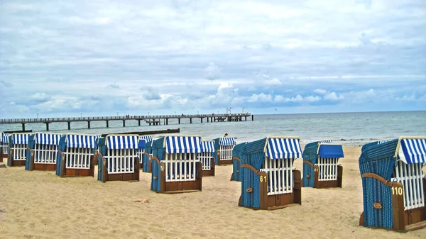 Kuhlungsborn pier met strandstoelen — Stockfoto