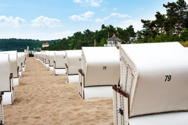 Пляжні шезлонги у місті Бінц, на пляжі — стокове фото