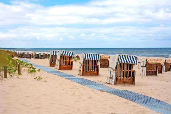 Пляжные стулья, Балтийское море — стоковое фото