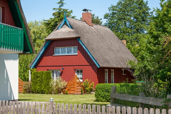 Casa de férias de telhado de palha — Fotografia de Stock