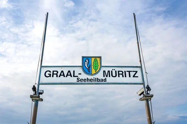 Firma en el muelle de la ciudad Graal-Mueritz — Foto de Stock