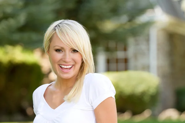A Young Blonde Woman Outside Laughing — Stock Photo, Image