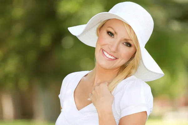 A Smiling Young Woman Outside — Stock Photo, Image