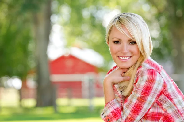 Una joven chica de granja — Foto de Stock