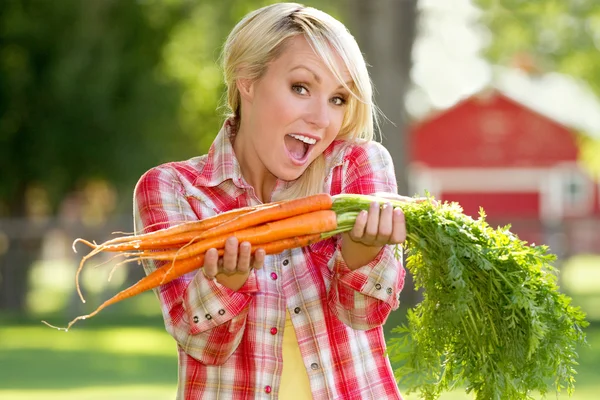 Kobieta młody bonde z marchewką — Zdjęcie stockowe