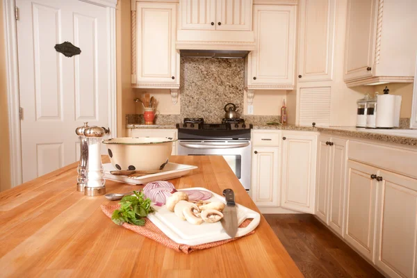 Zubereitung von Essen auf Kücheninsel — Stockfoto