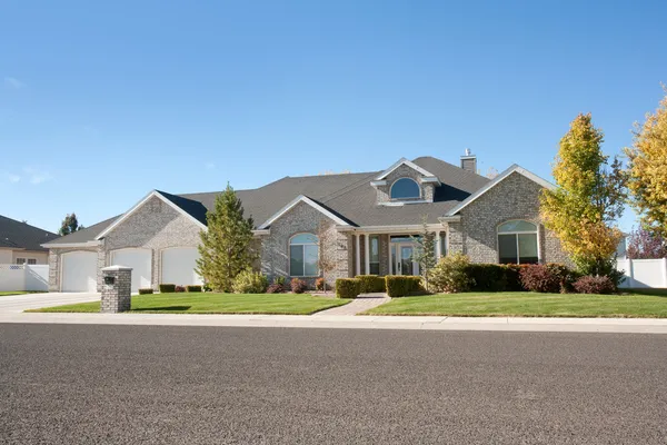 Suburban bakstenen huis — Stockfoto