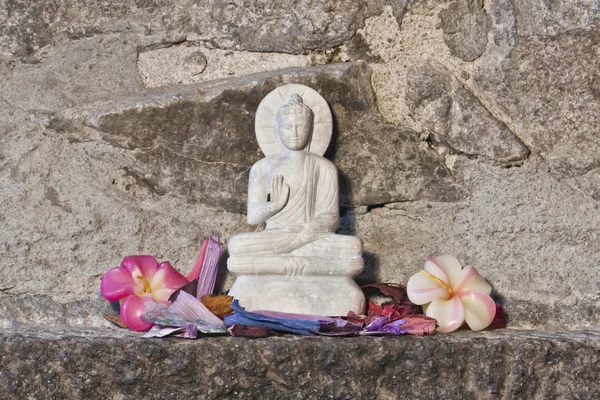 Marmor sten carving buddha från Indien med orkidé blommor — Stockfoto