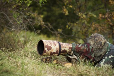 vahşi yaşam fotoğrafçısı kamuflaj elbiseli