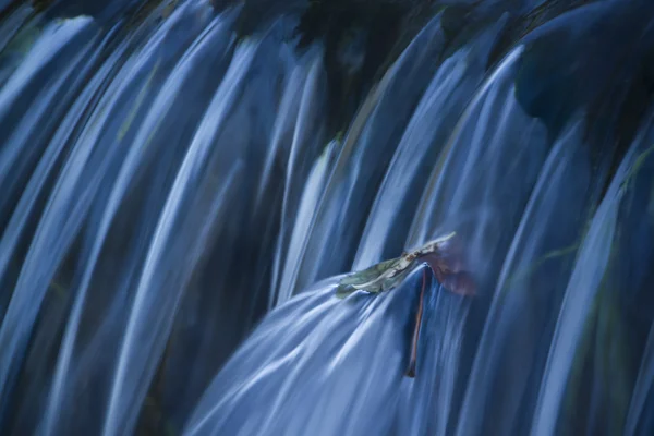 Blå vattenfall med höstens löv — Stockfoto